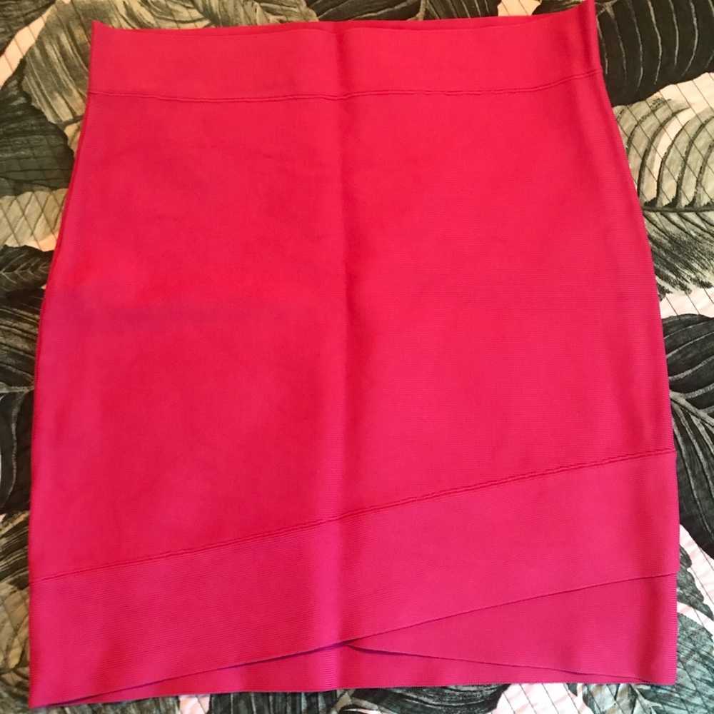 BCBG bandage skirt size L, pink
